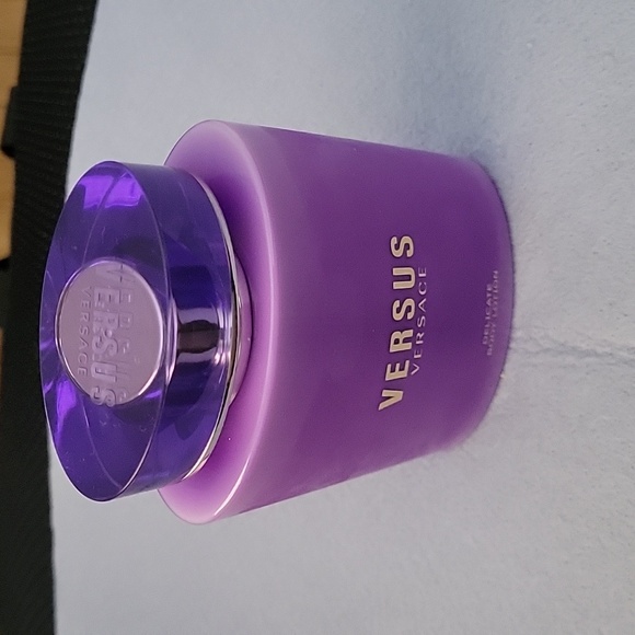 VERSUS Delicate Body Lotion 6.7 FL oz - Picture 2 of 14